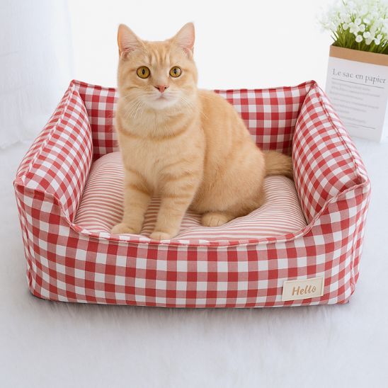 panier pour chat rayure rouge avec chat orange assis