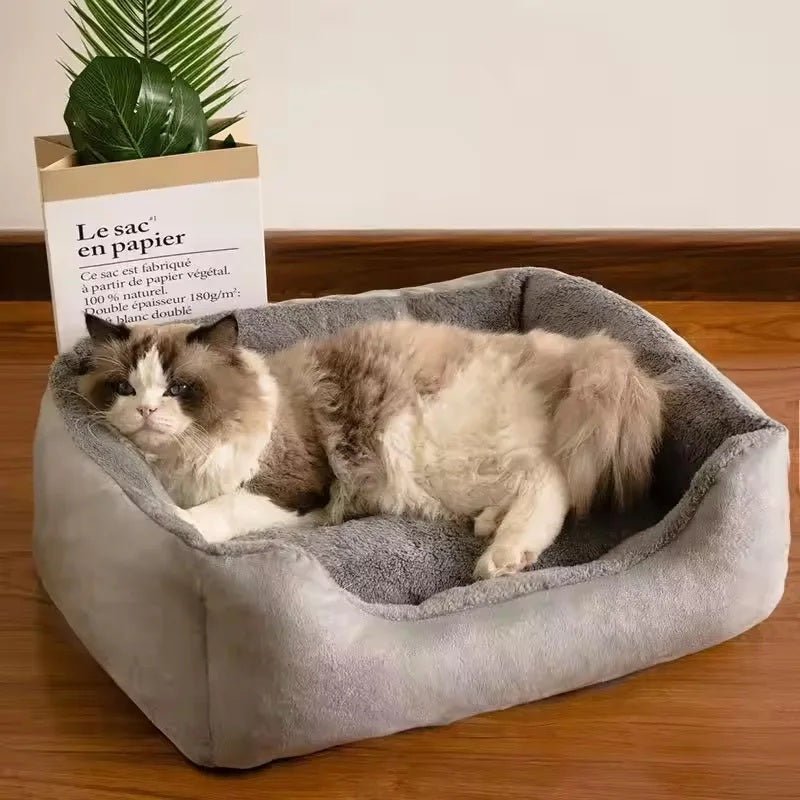 panier pour chat rectangulaire gris doux avec chat allonge