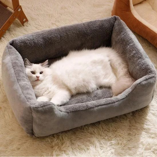 panier pour chat rectangulaire gris doux avec chat blanc allonge