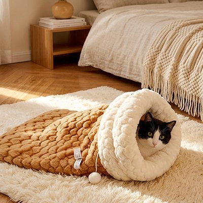 adorable chat dans sac de couchage chat laine