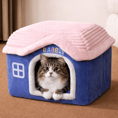 chat allonge dans maison chat confortable douce bleu