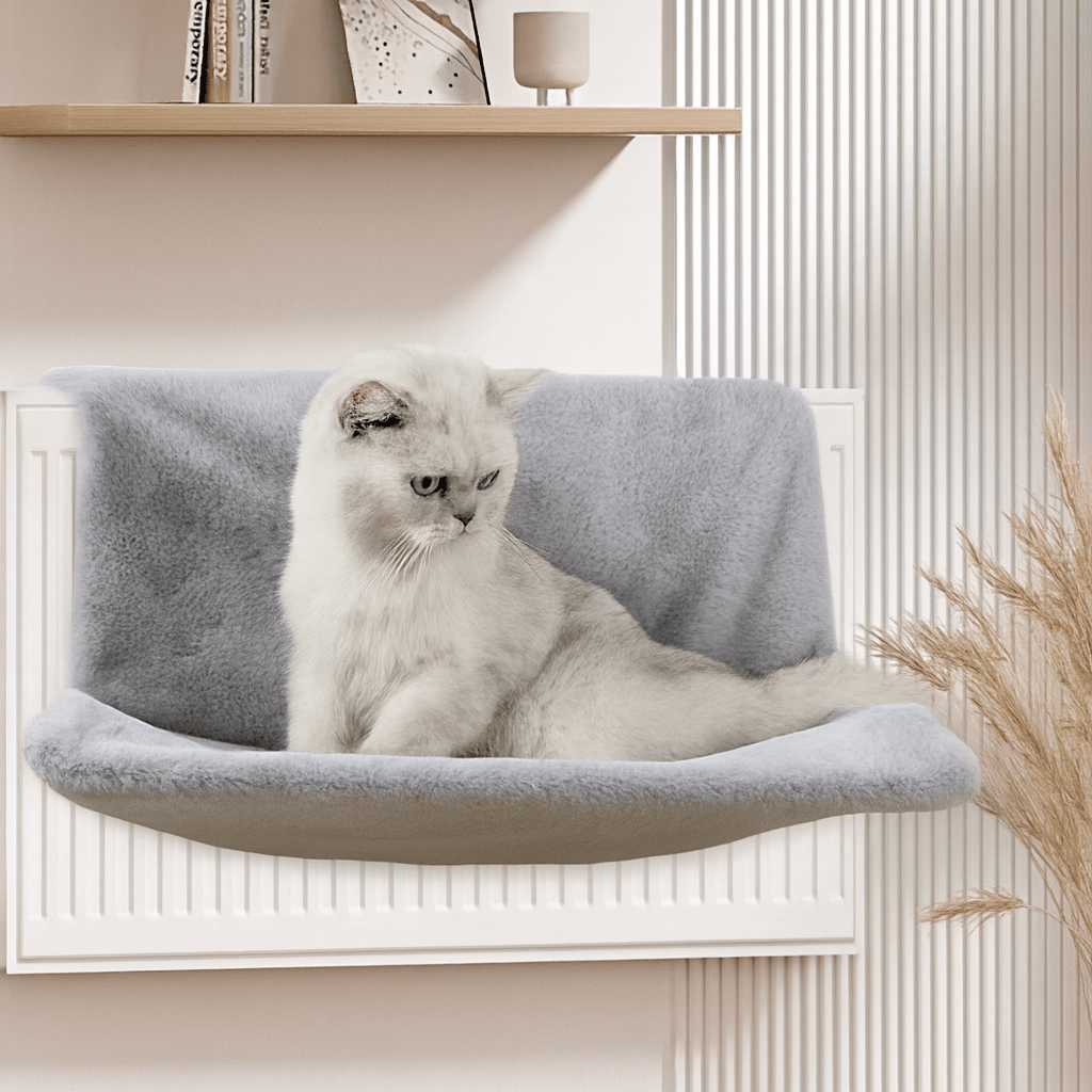 chat assis sur hamac radiateur pour chat gris rectangulaire doux