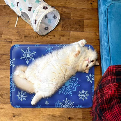 chat blanc sur tapis rafraichissant chat