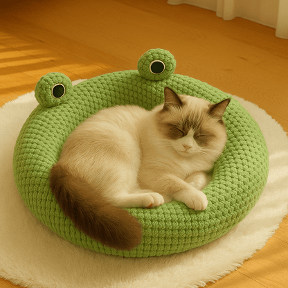 chat endormi dans coussin pour chat rond grenouille verte moelleux