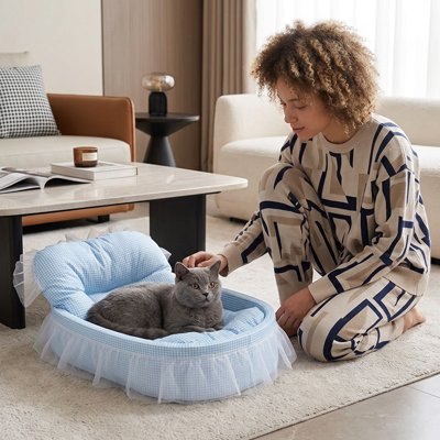 chat gris allonger dans panier chat design lit bleu