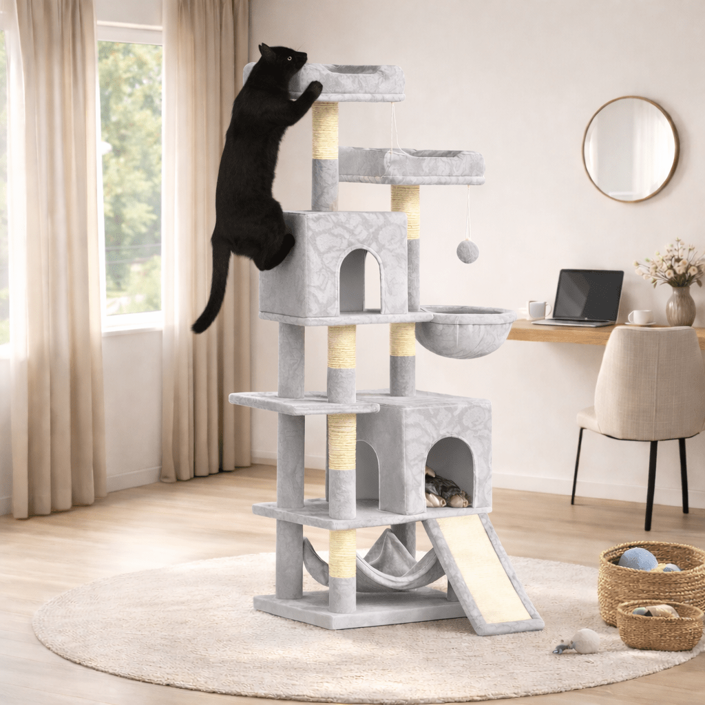 chat noir grimpant sur arbre à chat majestueux 158cm