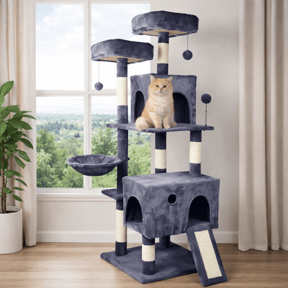 chat orange assis dans arbre à chat robuste 162cm