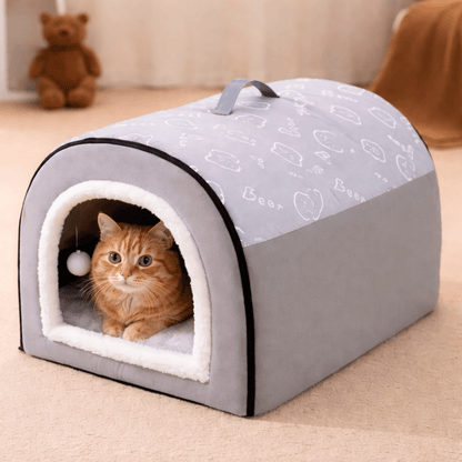 chat orange dans chat niche portative grise confortable avec balle