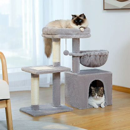 chats dans mini arbre a chat gris confortable