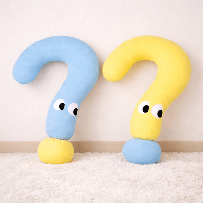 deux coussin à chat bleu jaune design interrogatif