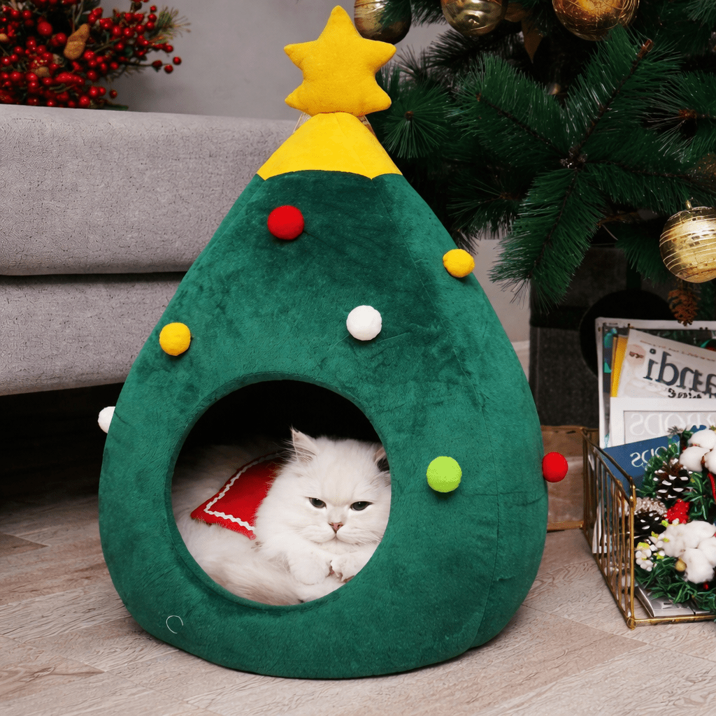 jolie chatte blanche dans niche pour chat design sapin noel confortable