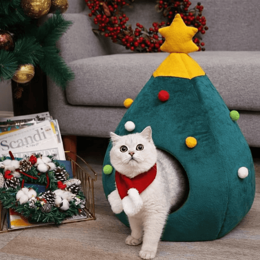 jolie chatte dans niche pour chat design sapin noel confortable