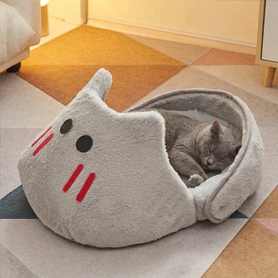 matou dormant dans panier chat design chausson requin doux