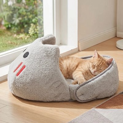 minou dormant dans panier chat design chausson requin doux