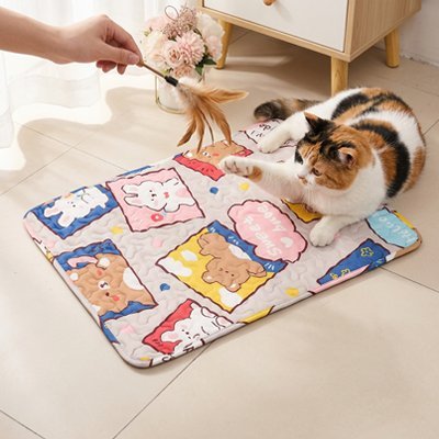 minou jouant sur tapis rafraichissant chat