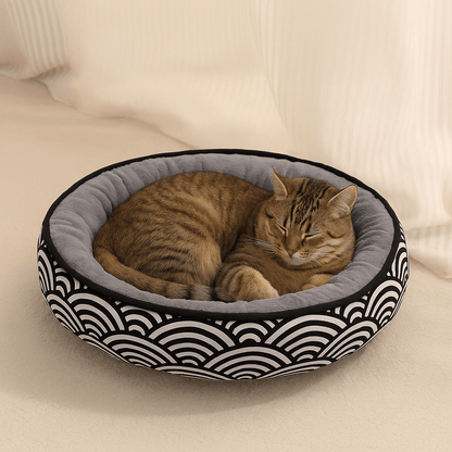 panier chat forme donut motif vagues avec chat gris endormi