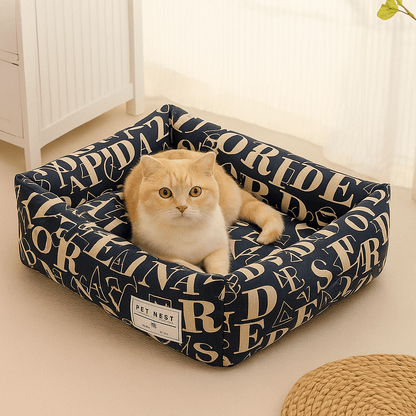 panier pour chat carre motif lettre avec chat beige couche