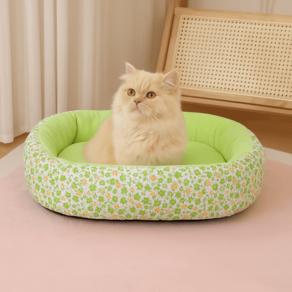 panier pour chat ovale motif floral vert avec chat assis