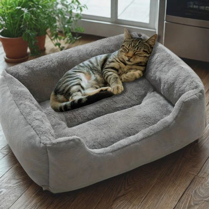 panier pour chat rectangulaire gris avec chat tigre allonge